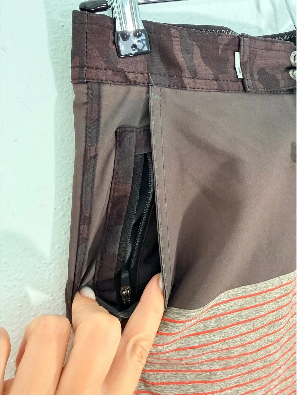 Vuori Boardshorts Men's Size 28 Brown Stripe 4-Way Stretch Hybrid Shorts